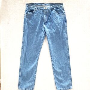 Wrangler Men's 38x32 Blue Light Wash Regular Fit Denim Jeans Zip Fly Stretch.